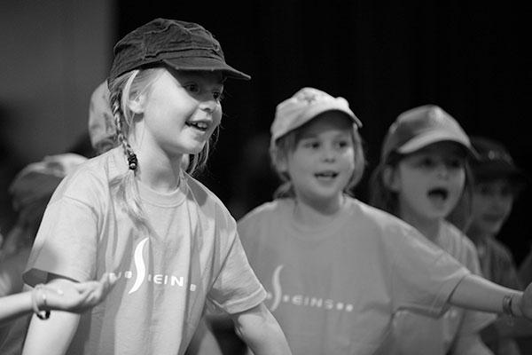 tanzende Kinder im S-eins-Shirt