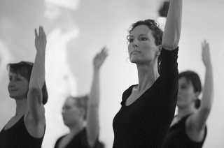 Erwachsene beim Tanzen